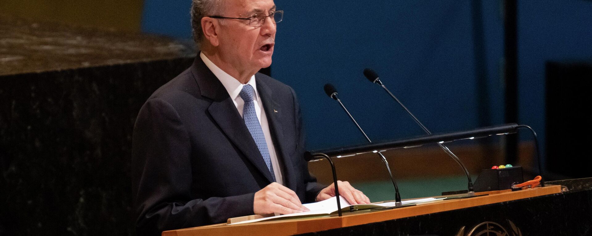 O primeiro-ministro da Autoridade Palestina, Mohammed Mustafa, discursa durante uma Conferência Internacional de Alto Nível para a Solução Pacífica da Questão da Palestina e a Implementação da Solução de Dois Estados, na sede das Nações Unidas, 28 de julho de 2025 - Sputnik Brasil, 1920, 07.12.2025