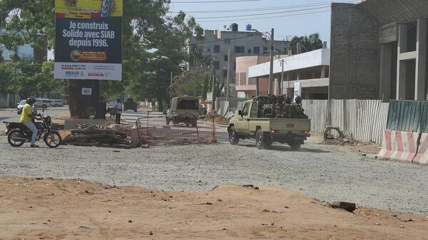 Soldados em uma viatura militar durante a tentativa de golpes de Estado em Benim, em dezembro de 2025 - Sputnik Brasil