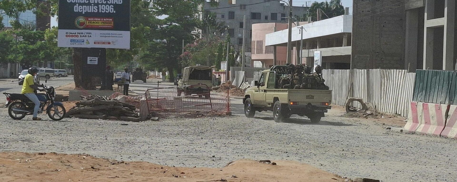 Soldados em uma viatura militar durante a tentativa de golpes de Estado em Benim, em dezembro de 2025 - Sputnik Brasil, 1920, 07.12.2025
