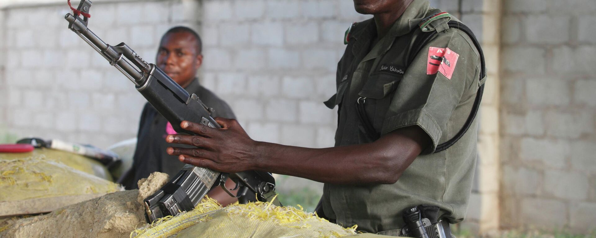Policiais armados com fuzis AK-47 fazem guarda em bunkers protegidos com sacos de areia ao longo de uma importante estrada em Maiduguri, Nigéria, em setembro de 2011 - Sputnik Brasil, 1920, 21.12.2025