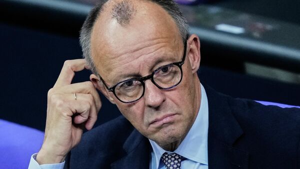 O chanceler alemão Friederich Merz durante sessão do Parlamento nacional, em dezembro de 2025 - Sputnik Brasil