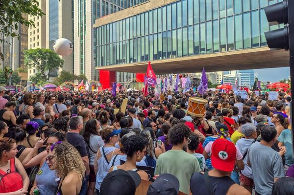 Marcha 'Mulheres Vivas' na Avenida Paulista, em SP, 7 de dezembro de 2025. - Sputnik Brasil