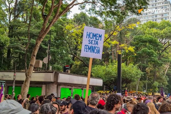 Marcha 'Mulheres Vivas' na Avenida Paulista, em SP, 7 de dezembro de 2025. - Sputnik Brasil