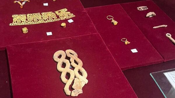 Joias de ouro encontradas no Cazaquistão, na região de Zhetysu - Sputnik Brasil