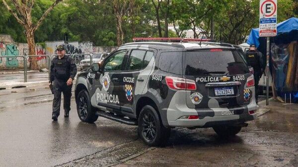 Viatura da Polícia Militar de São Paulo na rua Vergueiro, em São Paulo (SP), em 8 de dezembro de 2025. Os agentes atenderam a uma ocorrência de suspeita de bomba na Unidade de Pronto Atendimento (UPA) Vergueiro - Sputnik Brasil