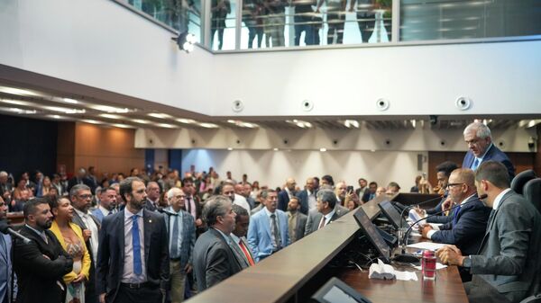 A Assembleia Legislativa do Rio de Janeiro (ALERJ) vota para derrubar a prisão do presidente da Casa, Rodrigo Bacellar (União Brasil). - Sputnik Brasil