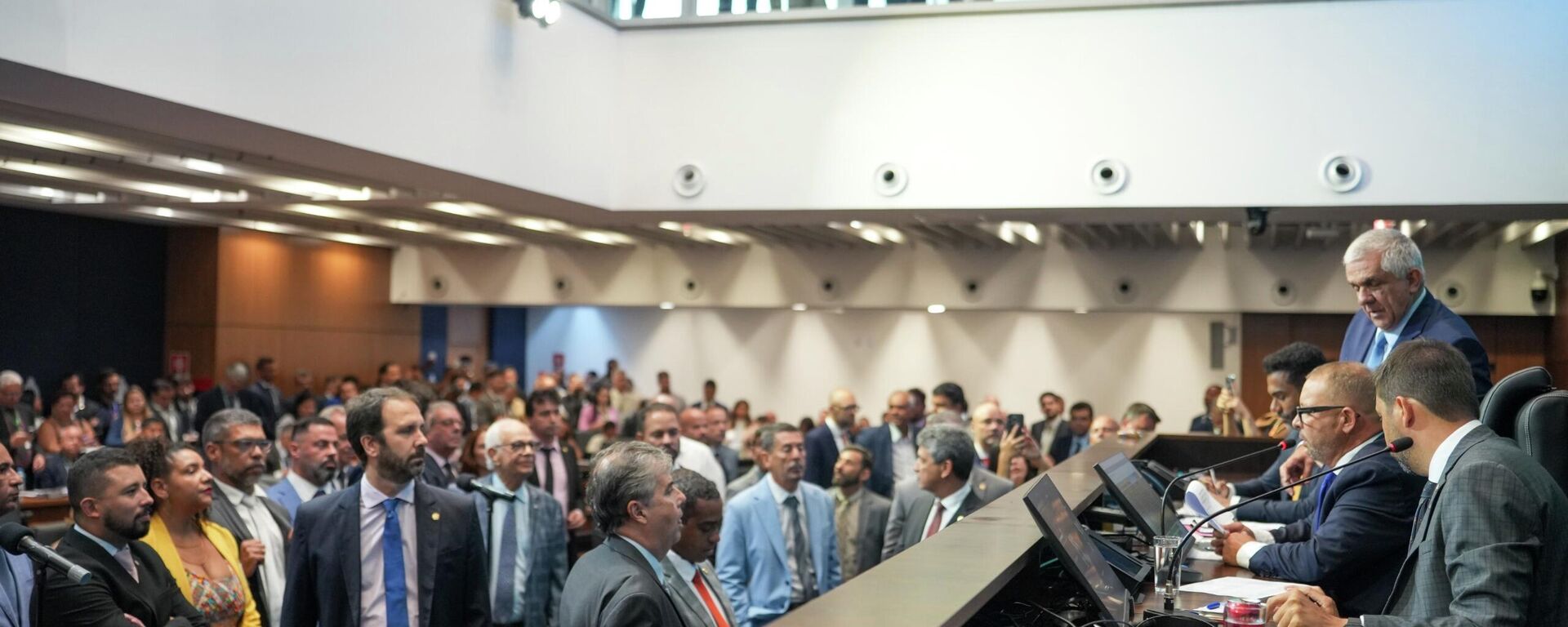 A Assembleia Legislativa do Rio de Janeiro (ALERJ) vota para derrubar a prisão do presidente da Casa, Rodrigo Bacellar (União Brasil). - Sputnik Brasil, 1920, 08.12.2025