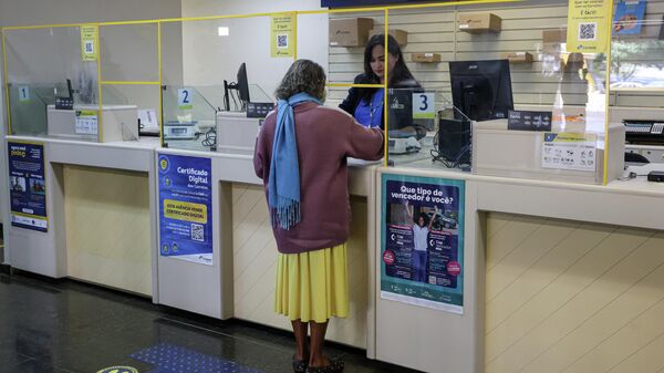 Dona Irene Barbosa em uma agência dos correios, em Brasília, durante consulta a possíveis descontos indevidos em seus benefícios, 30 de maio de 2025 - Sputnik Brasil