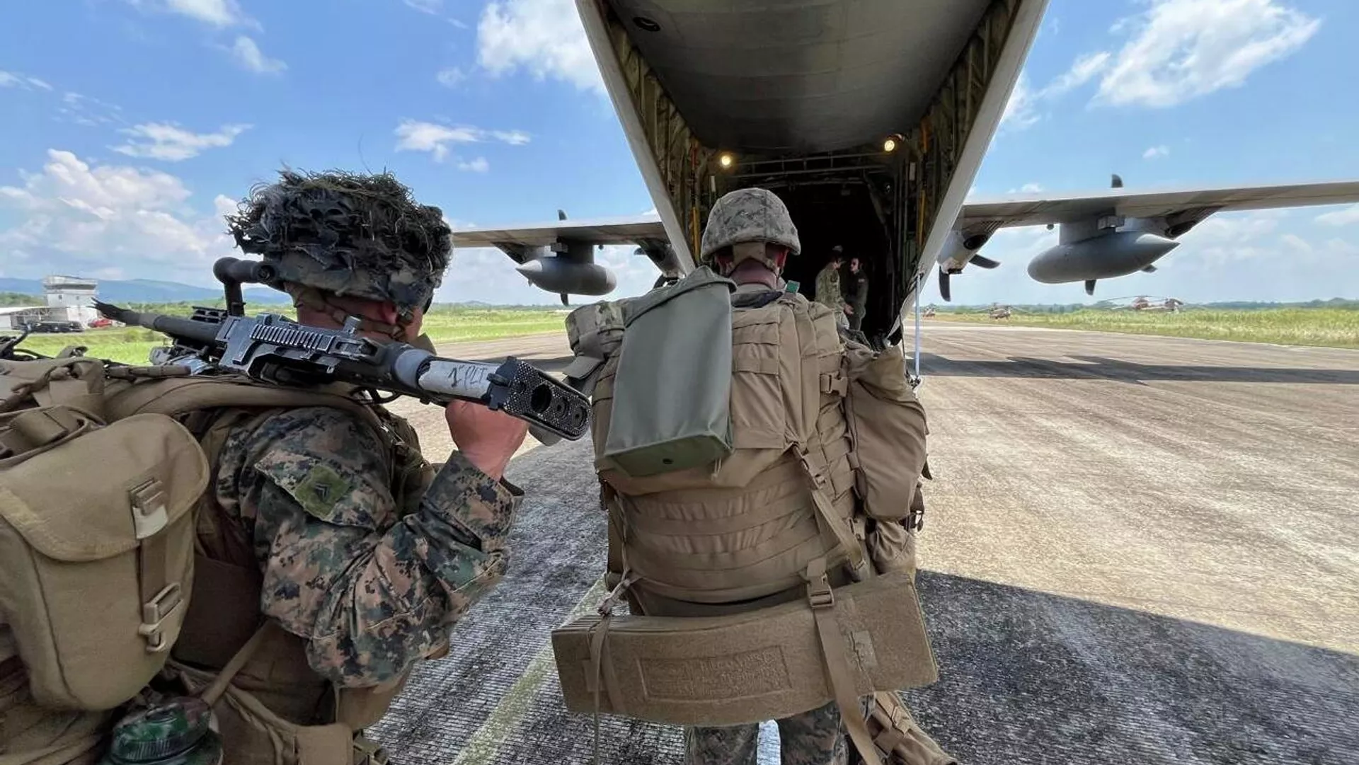 Soldados norte-americanos embarcam em um avião militar C-130 dos EUA no Aeroporto Internacional de Lal-lo, em Cagayan, no norte das Filipinas, como parte dos exercícios militares conjuntos entre Filipinas e EUA chamados Balikatan ou ombro a ombro, 26 de abril de 2025 Soldados norte-americanos embarcam em um avião militar C-130 dos EUA no Aeroporto Internacional de Lal-lo, em Cagayan, no norte das Filipinas, como parte dos exercícios militares conjuntos entre Filipinas e EUA chamados Balikatan ou ombro a ombro, 26 de abril de 2025 - Sputnik Brasil, 1920, 04.01.2026
