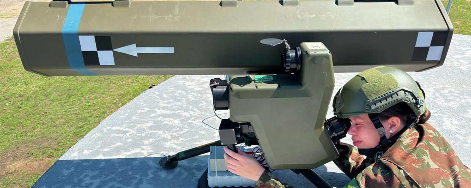 A primeiro-tenente Beatriz Luberiaga Bezerra foi a primeira mulher no Exército Brasileiro a realizar o lançamento real do míssil MAX 1.2 AC - Sputnik Brasil, 1920, 09.12.2025