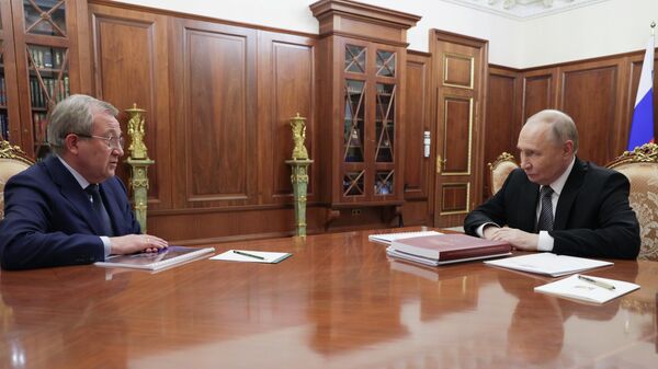 O presidente russo, Vladimir Putin, durante reunião com o chefe da Academia Russa de Ciências, Gennady Krasnikov, em 8 de dezembro de 2025 - Sputnik Brasil