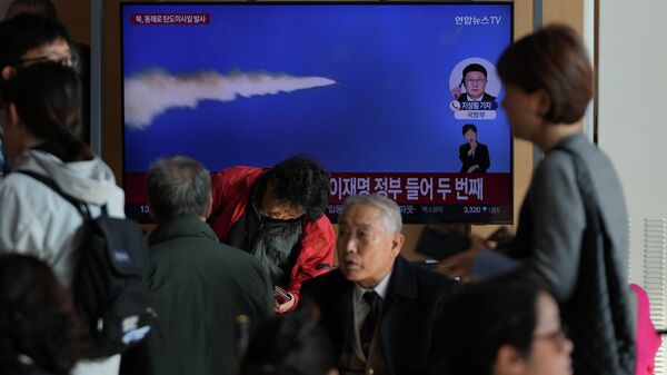 Uma tela de TV exibe uma reportagem sobre os mísseis balísticos da Coreia do Norte com imagens de arquivo durante um programa de notícias na Estação Ferroviária de Seul, em Seul, Coreia do Sul, 7 de novembro de 2025 - Sputnik Brasil