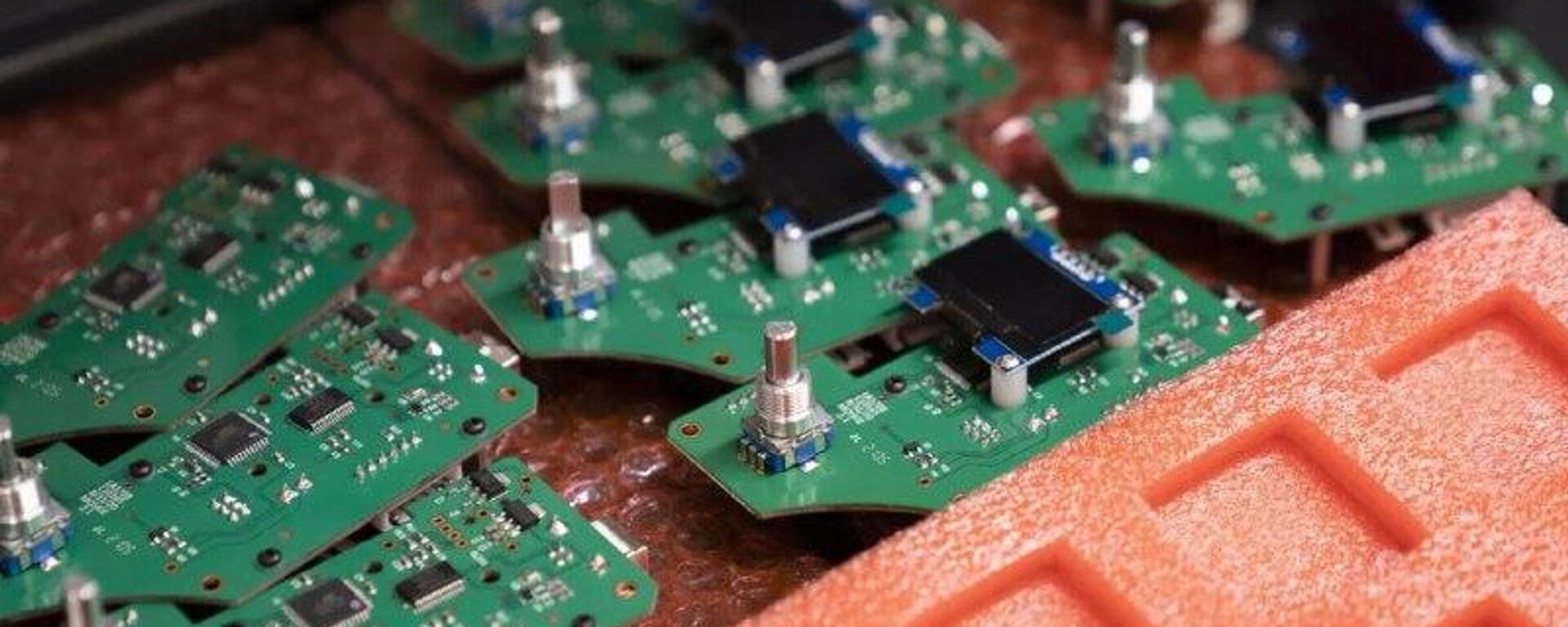 EUA monetizam barreiras técnicas no comércio de chips, mas jogo ainda é decidido pela China, aponta especialista - Sputnik Brasil, 1920, 11.12.2025