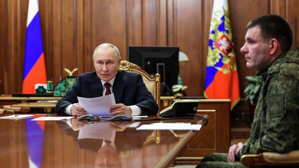 O presidente russo, Vladimir Putin, durante a reunião com o chefe do Estado-Maior, Valery Gerasimov, em 11 de dezembro de 2025 - Sputnik Brasil