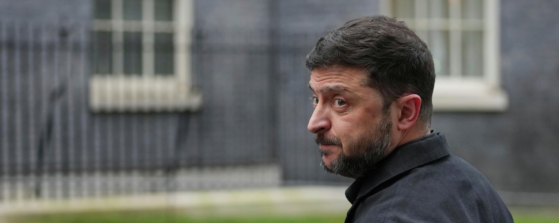 Vladimir Zelensky olha para a imprensa em Downing Street, Londres, 8 de dezembro de 2025 - Sputnik Brasil, 1920, 25.12.2025