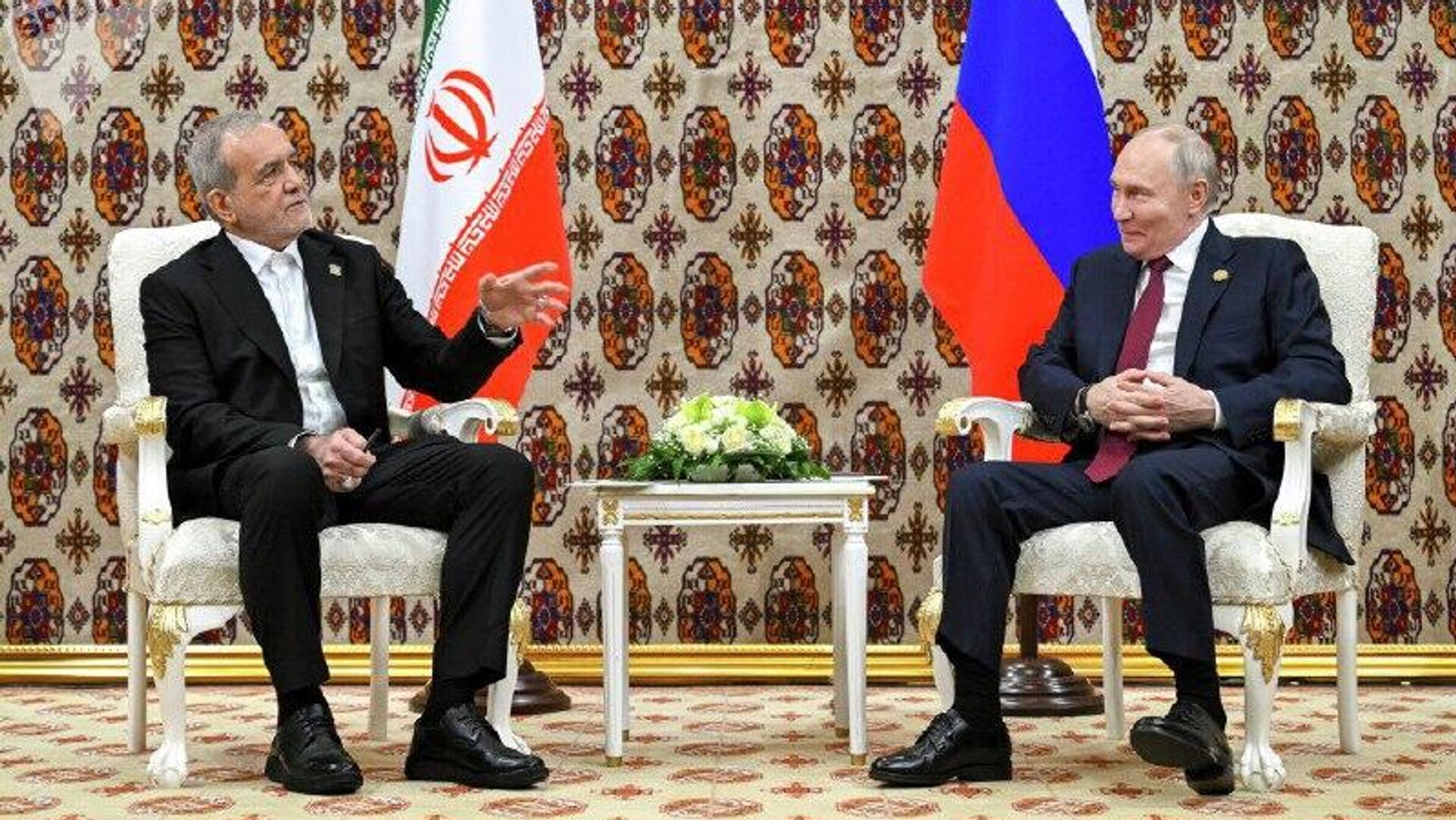 Vladimir Putin se encontra com o presidente iraniano Masoud Pezeshkian em Asgabate - Sputnik Brasil, 1920, 12.12.2025