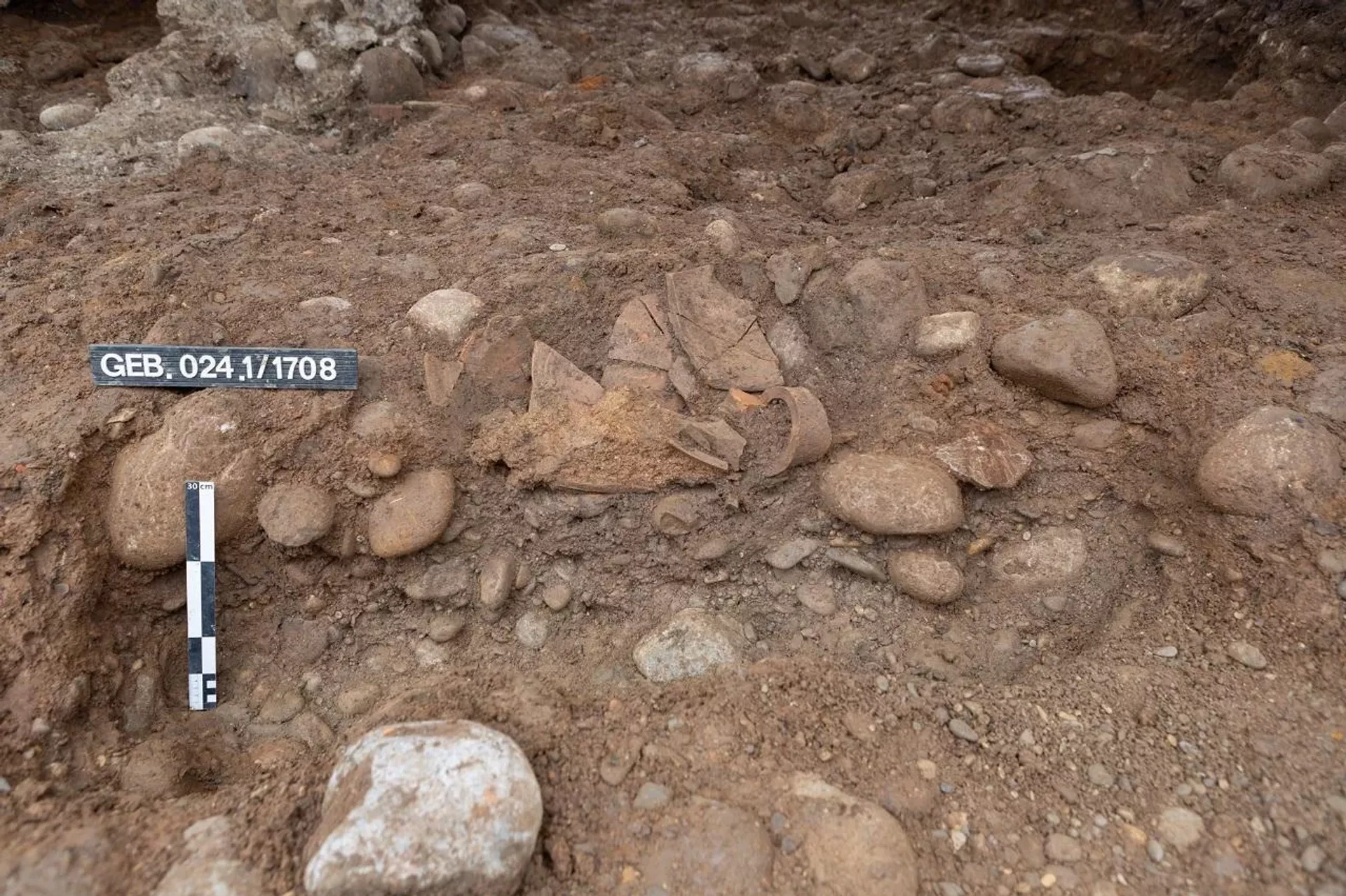 A ânfora, quase totalmente recuperada, está na posição em que foi encontrada. É possível ver fragmentos do corpo com sedimentos ainda em seu interior. A ânfora, quase totalmente recuperada, está na posição em que foi encontrada. É possível ver fragmentos do corpo com sedimentos ainda em seu interior. - Sputnik Brasil, 1920, 12.12.2025