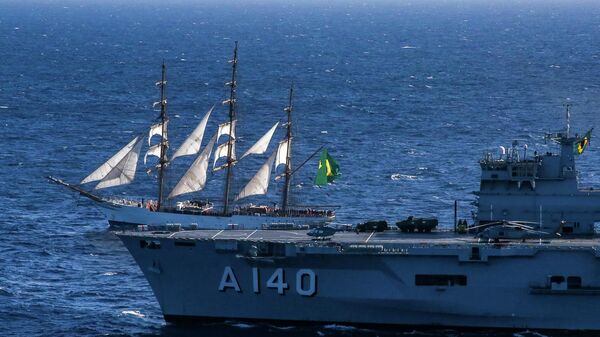 Navio-Aeródromo Multipropósito Atlântico (A140) e Navio-Veleiro Cisne Branco Navio-Aeródromo Multipropósito Atlântico (A140) e Navio-Veleiro Cisne Branco - Sputnik Brasil