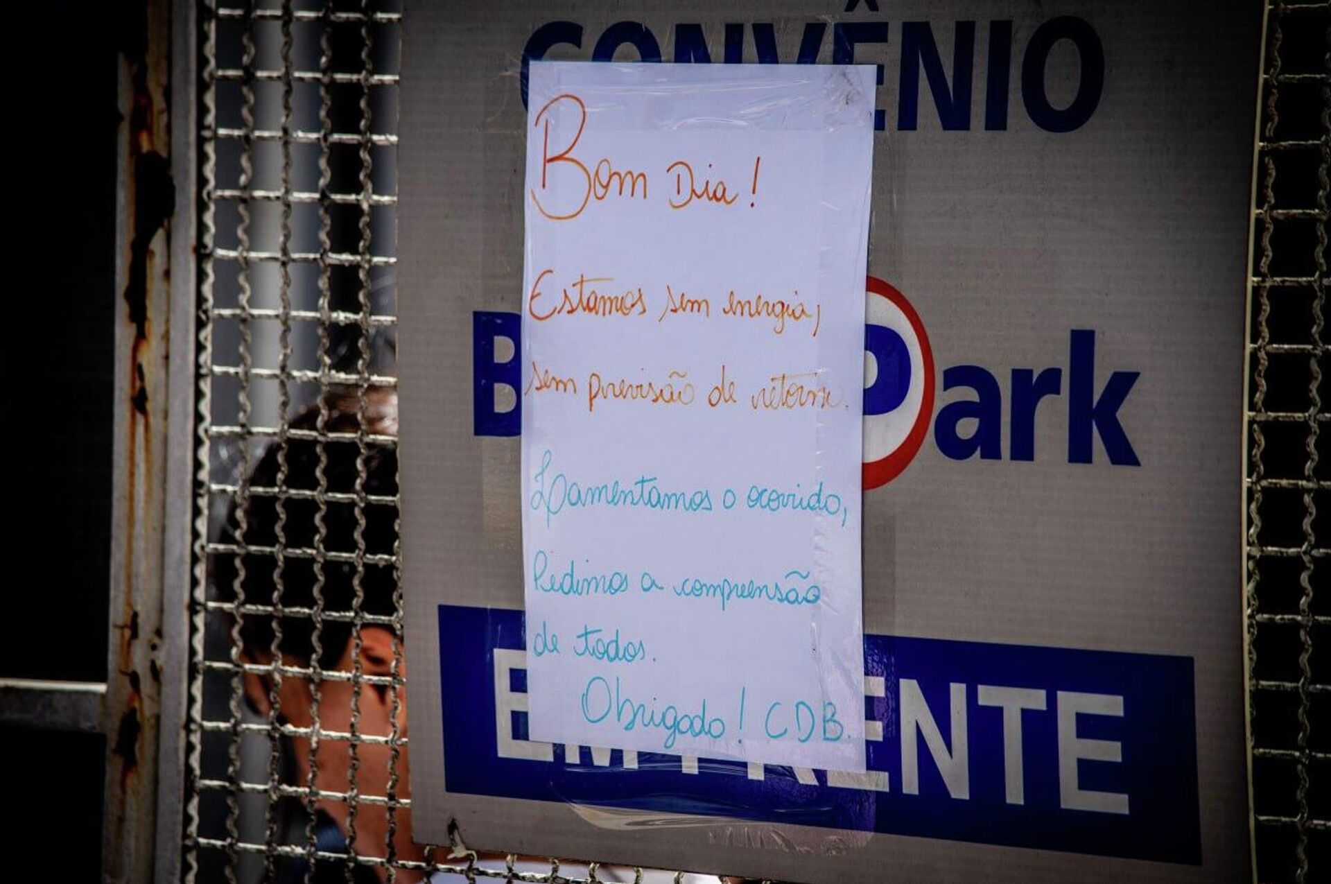 Empresas colam cartazes avisando clientes sobre serviços afetados pela falta de energia elétrica. - Sputnik Brasil, 1920, 12.12.2025