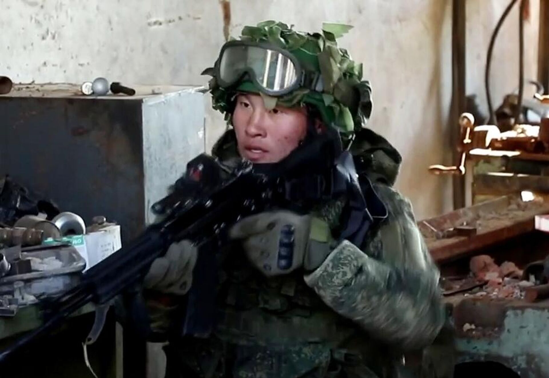 Um soldado norte-coreano durante a libertação de um dos povoados na região de Kursk. - Sputnik Brasil, 1920, 13.12.2025