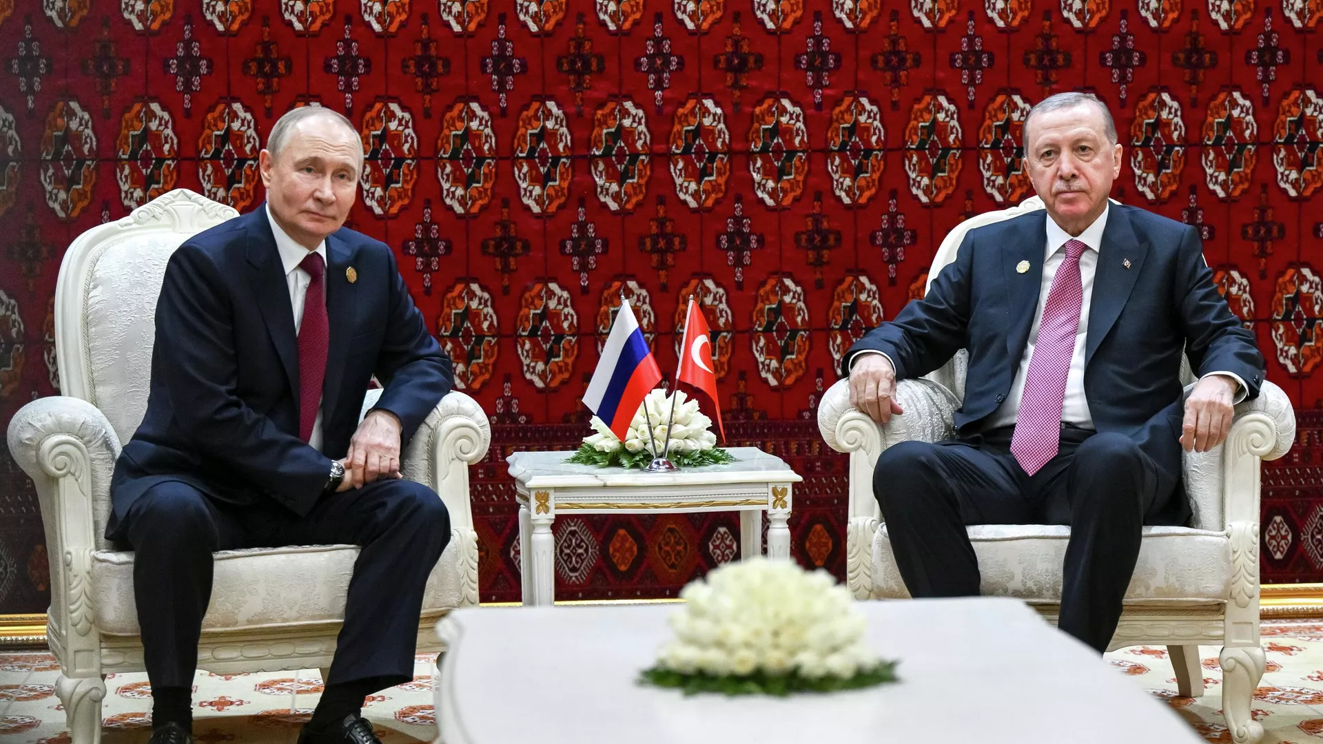 O presidente russo, Vladimir Putin, e o presidente turco, Recep Tayyip Erdogan, durante as conversas realizadas em Asgabate, no Turcomenistão. O presidente russo, Vladimir Putin, e o presidente turco, Recep Tayyip Erdogan, durante as conversas realizadas em Asgabate, no Turcomenistão. - Sputnik Brasil, 1920, 13.12.2025