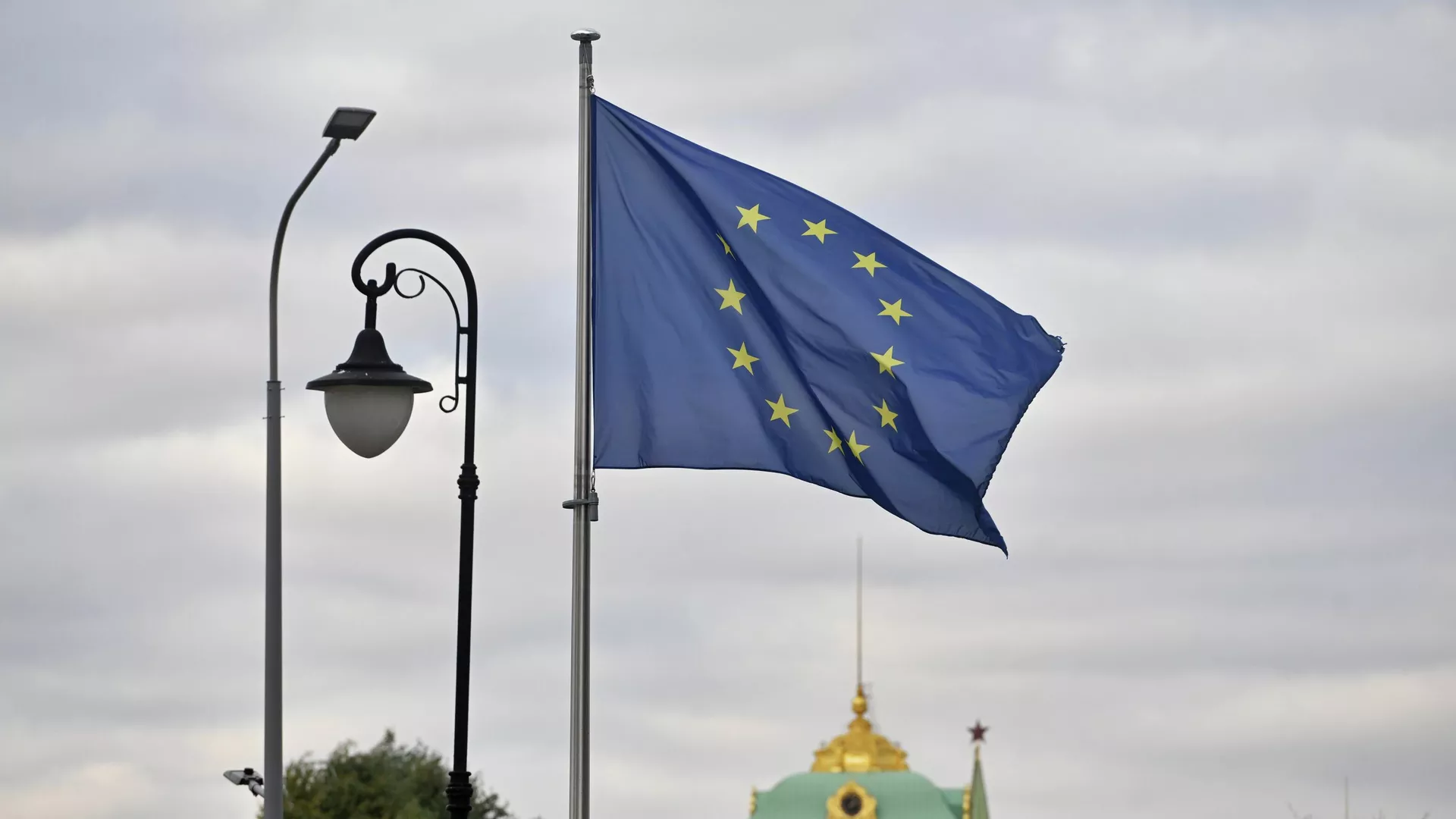 A bandeira da União Europeia tremula perto da Delegação do bloco na Rússia, no Cais Kadashevskaya, em Moscou - Sputnik Brasil, 1920, 12.01.2026