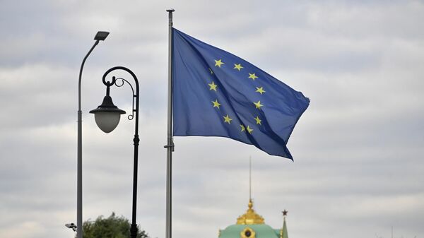 A bandeira da União Europeia tremula perto da Delegação do bloco na Rússia, no Cais Kadashevskaya, em Moscou - Sputnik Brasil
