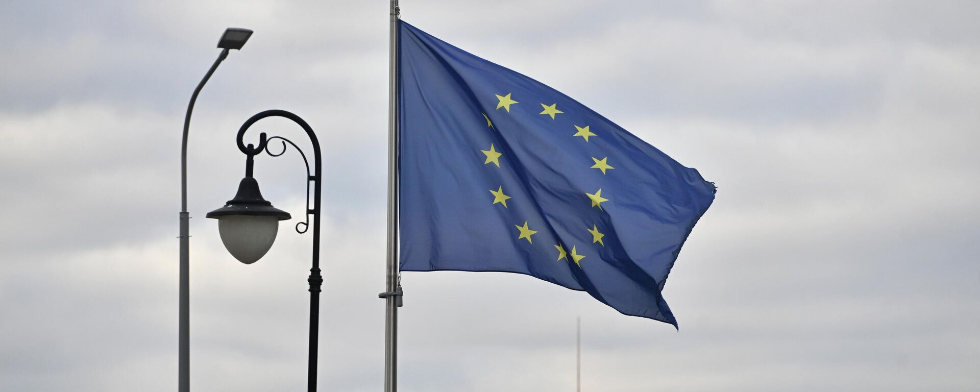 A bandeira da União Europeia tremula perto da Delegação do bloco na Rússia, no Cais Kadashevskaya, em Moscou - Sputnik Brasil, 1920, 12.01.2026