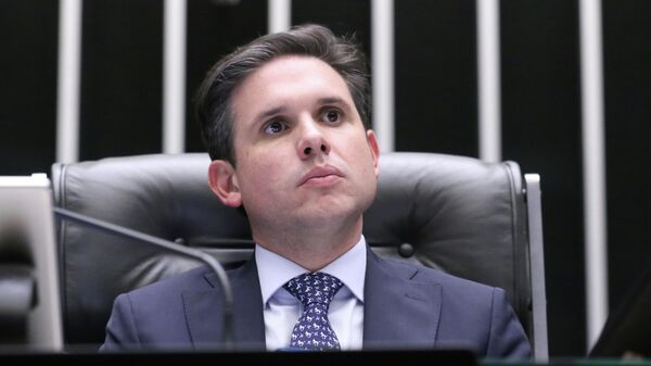 O presidente da Câmara dos Deputados, Hugo Motta (Republicanos-PB), durante sessão plenária, em dezembro de 2025 O presidente da Câmara dos Deputados, Hugo Motta (Republicanos-PB), durante sessão plenária, em dezembro de 2025 - Sputnik Brasil