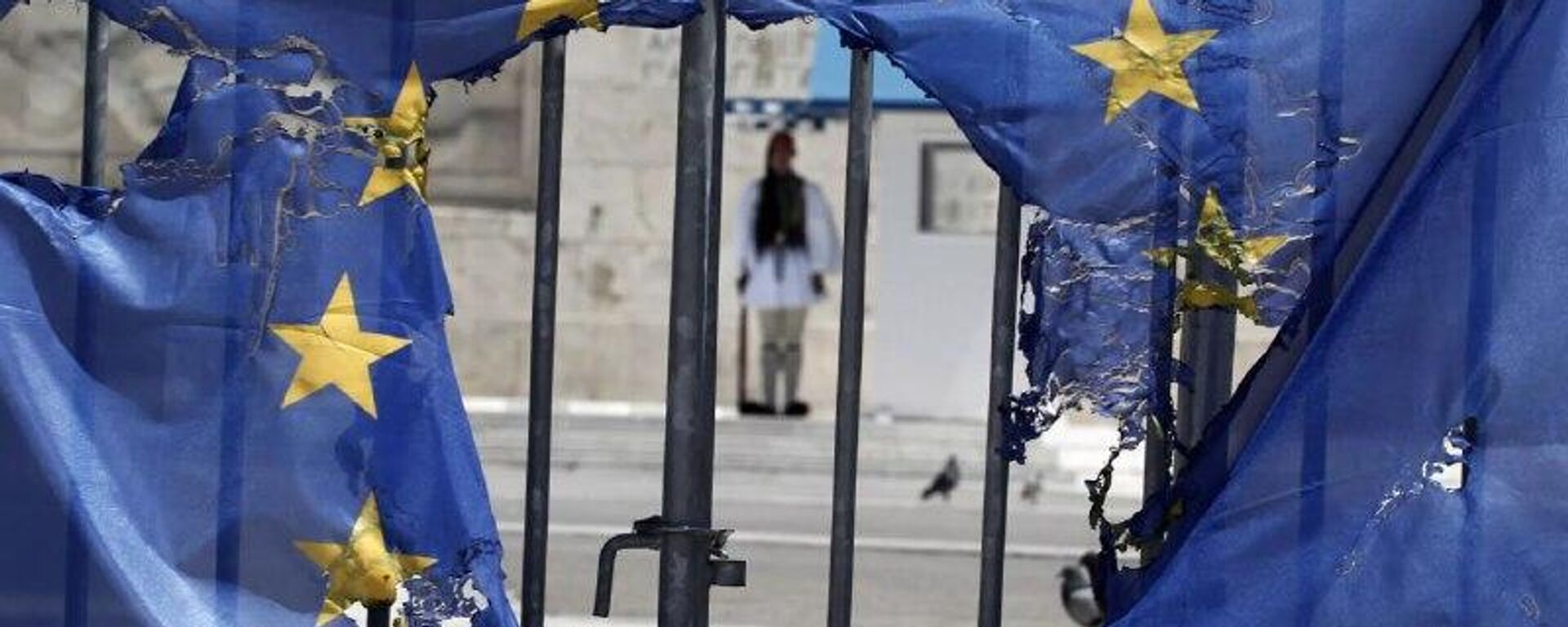 Possível confisco de ativos russos acelerará o declínio da União Europeia, diz jornalista britânico - Sputnik Brasil, 1920, 02.04.2026