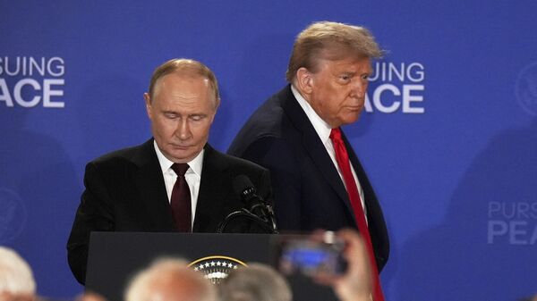O presidente norte-americano Donald Trump (D) e o presidente da Rússia, Vladimir Putin, chegam para uma coletiva de imprensa conjunta na Base Conjunta Elmendorf-Richardson, no Alasca,15 de agosto de 2025 - Sputnik Brasil