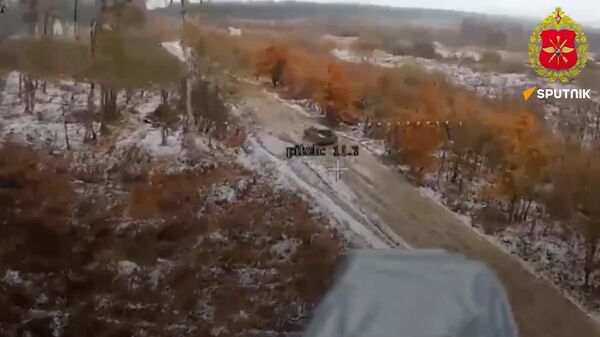 Olhos no céu, fogo no alvo: operadores de drones russos neutralizam veículos inimigos na zona de combate - Sputnik Brasil