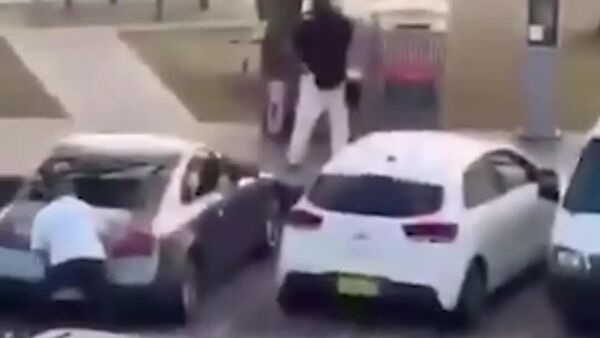 Suposto vídeo de civil corajoso desarmando um dos atacantes em tiroteio na Austrália viraliza nas redes - Sputnik Brasil