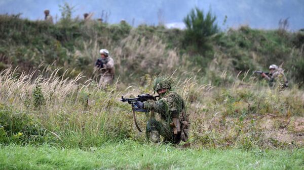Militares participando dos exercícios militares ucraniano-americanos Rapid Trident 2021 no campo de treinamento nos arredores da cidade de Yavorovo, região de Lvov, oeste da Ucrânia Militares participando dos exercícios militares ucraniano-americanos Rapid Trident 2021 no campo de treinamento nos arredores da cidade de Yavorovo, região de Lvov, oeste da Ucrânia - Sputnik Brasil