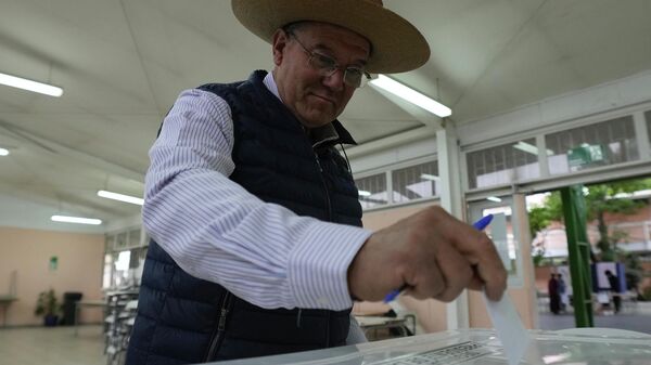 Eleitor vota durante o segundo turno das eleições presidenciais em Santiago. Chile, 14 de dezembro de 2025 Eleitor vota durante o segundo turno das eleições presidenciais em Santiago. Chile, 14 de dezembro de 2025 - Sputnik Brasil