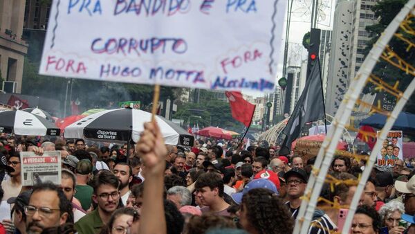 Manifestantes na Paulista protestam contra anistia e projeto da dosimetria, 14 de dezembro de 2025. Manifestantes na Paulista protestam contra anistia e projeto da dosimetria, 14 de dezembro de 2025. - Sputnik Brasil