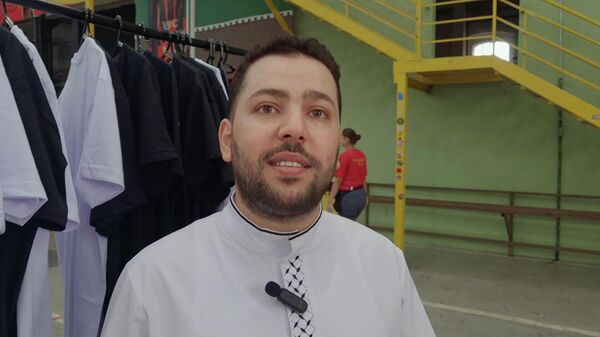 O palestino Raffah Hanajrah, da Faixa de Gaza, e morador do Brasil há seis anos, participa da Feira Palestina, realizada em São Paulo, 14 de dezembro de 2025. O palestino Raffah Hanajrah, da Faixa de Gaza, e morador do Brasil há seis anos, participa da Feira Palestina, realizada em São Paulo, 14 de dezembro de 2025. - Sputnik Brasil
