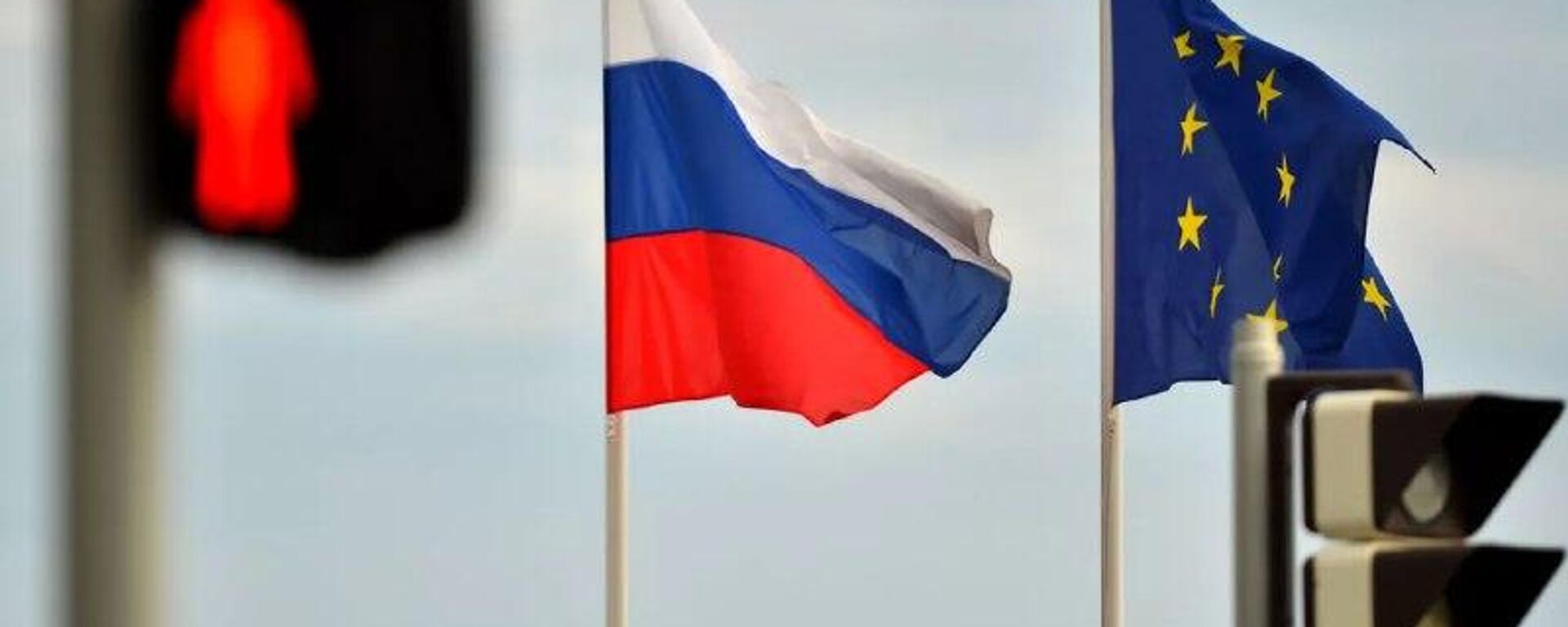 Roubo de ativos russos só mostrará falta de inteligência da Europa, estima Sachs - Sputnik Brasil, 1920, 15.12.2025