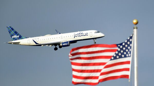 Avião da JetBlue sobrevoando território dos Estados Unidos - Sputnik Brasil