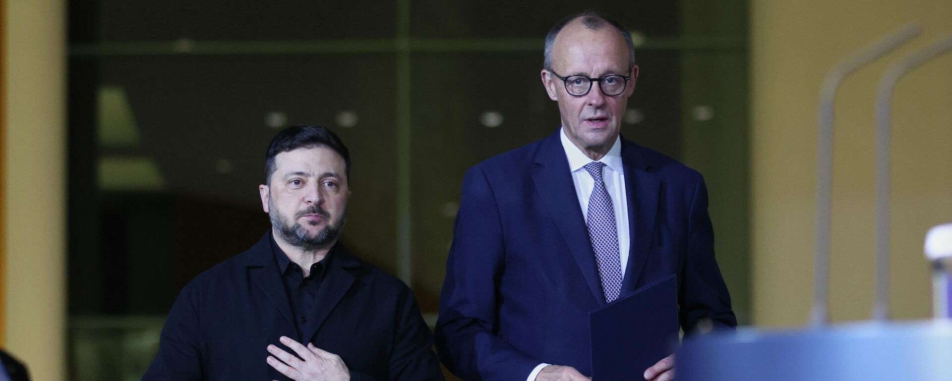 O chanceler alemão, Friedrich Merz (à dir.), em encontro com o líder ucraniano Vladimir Zelensky (à esq.), em dezembro de 2025 - Sputnik Brasil, 1920, 22.05.2026