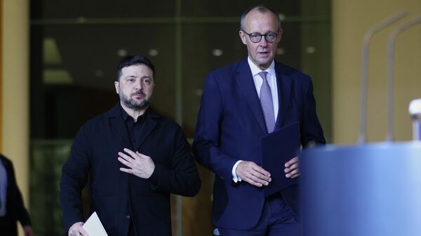 O chanceler alemão, Friedrich Merz (à dir.), em encontro com o líder ucraniano Vladimir Zelensky (à esq.), em dezembro de 2025 - Sputnik Brasil