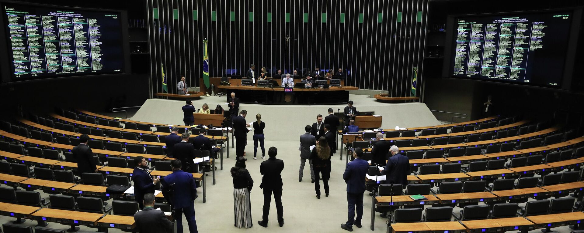 Câmara dos Deputados durante sessão deliberativa virtual para a votação de propostas, Brasília, 6 de fevereiro de 2025 - Sputnik Brasil, 1920, 16.12.2025