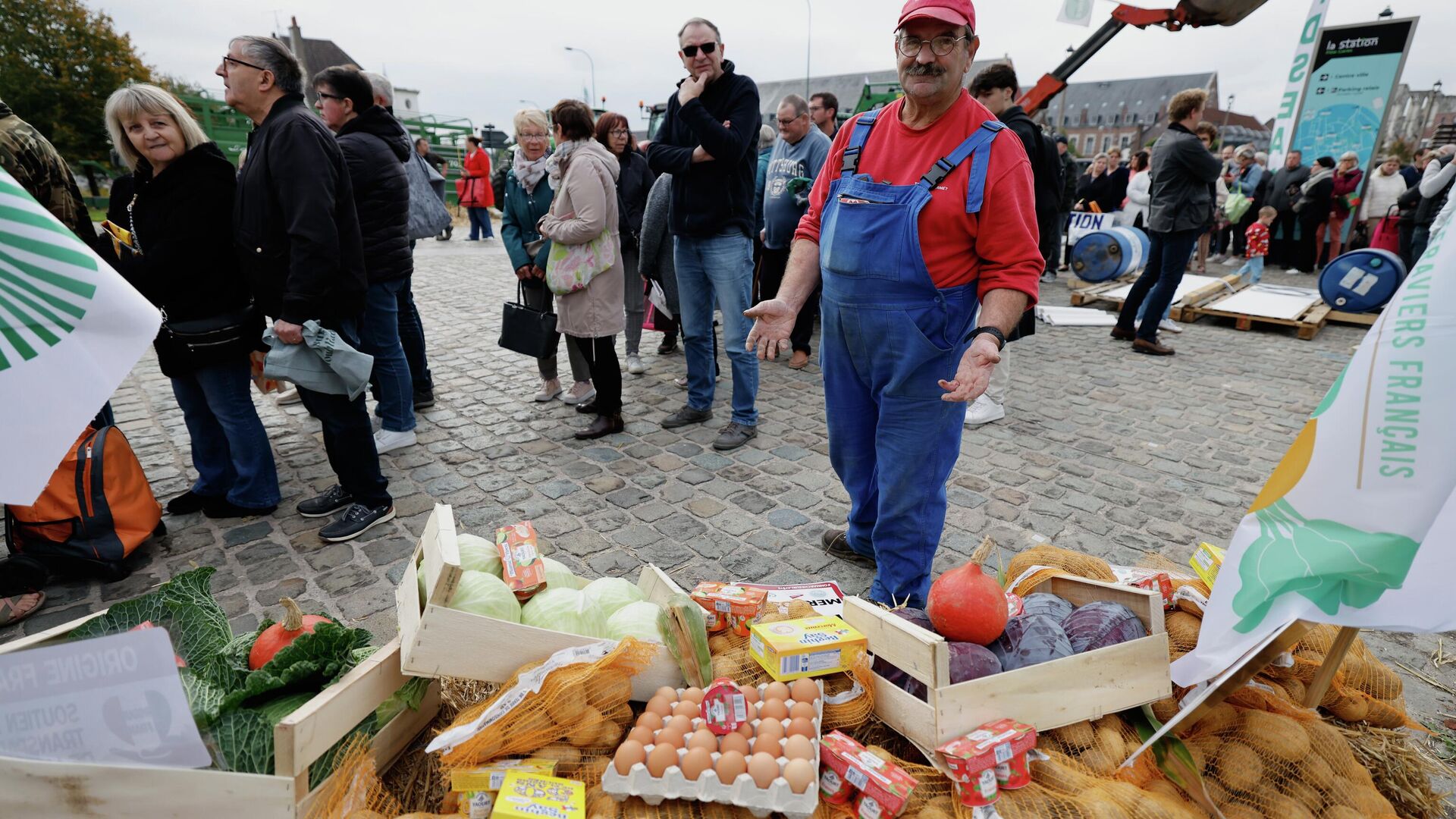 Um agricultor participa de uma distribuição de alimentos em protesto contra o acordo comercial planejado entre a União Europeia (UE) e o Mercosul, em Lille, norte da França, 26 de setembro de 2025 Um agricultor participa de uma distribuição de alimentos em protesto contra o acordo comercial planejado entre a União Europeia (UE) e o Mercosul, em Lille, norte da França, 26 de setembro de 2025 - Sputnik Brasil, 1920, 16.12.2025
