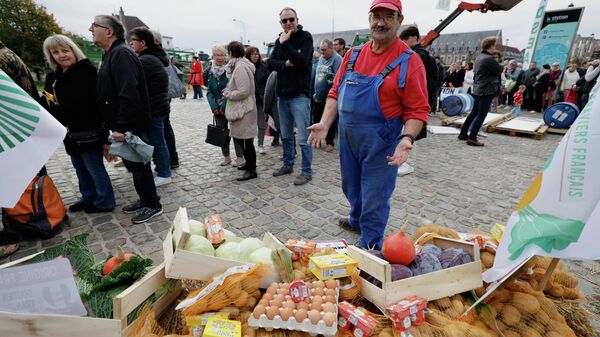 Um agricultor participa de uma distribuição de alimentos em protesto contra o acordo comercial planejado entre a União Europeia (UE) e o Mercosul, em Lille, norte da França, 26 de setembro de 2025 - Sputnik Brasil