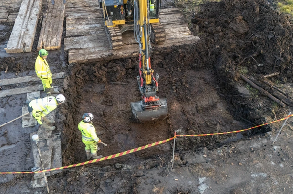 Porções de 5x5 metros do terreno foram escavadas, examinadas e documentadas antes de serem aterrados, e um novo quadrado foi aberto Porções de 5x5 metros do terreno foram escavadas, examinadas e documentadas antes de serem aterrados, e um novo quadrado foi aberto - Sputnik Brasil