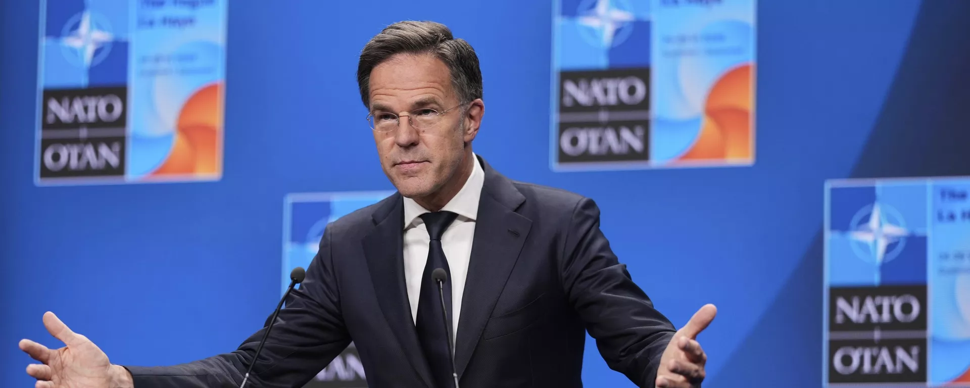 O secretário-geral da Organização do Tratado do Atlântico Norte (OTAN), Mark Rutte, discursa durante uma conferência de imprensa na cúpula da aliança em Haia, Países Baixos, 25 de junho de 2025 - Sputnik Brasil, 1920, 16.12.2025