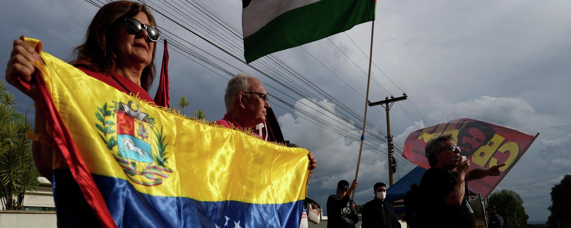 Ativistas de movimentos sociais protestam contra as ameaças dos EUA à Venezuela em frente à embaixada americana em Brasília. Brasil, 12 de dezembro de 2025 - Sputnik Brasil, 1920, 16.12.2025
