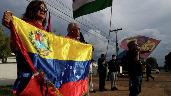 Ativistas de movimentos sociais protestam contra as ameaças dos EUA à Venezuela em frente à embaixada americana em Brasília. Brasil, 12 de dezembro de 2025 - Sputnik Brasil