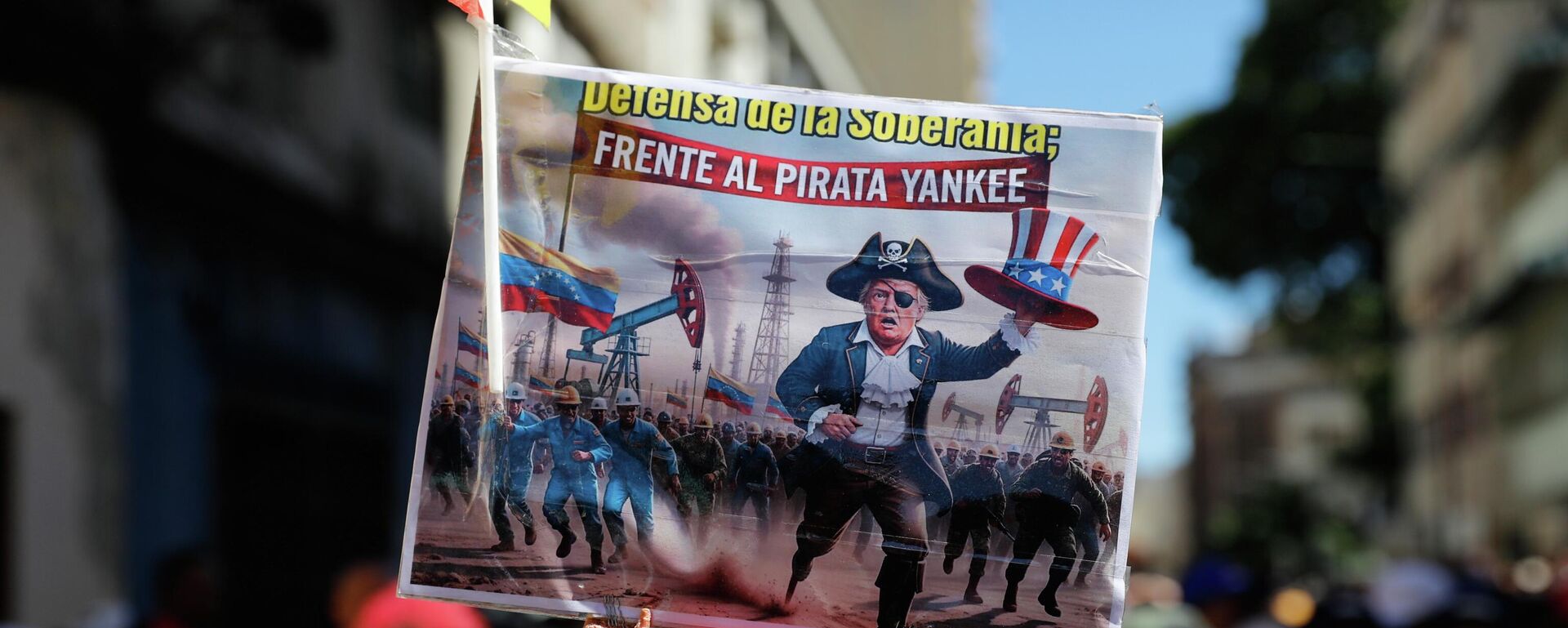 Boneco representando Hugo Chávez segura uma placa com a imagem de Donald Trump como um pirata e a mensagem em espanhol: Em defesa da soberania contra o pirata ianque, em protesto contra a intervenção dos EUA, em Caracas. Venezuela, 13 de dezembro de 2025 - Sputnik Brasil, 1920, 16.12.2025