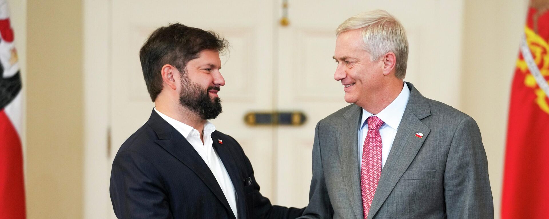 Presidente do Chile, Gabriel Boric, recebe o presidente eleito José Antonio Kast no Palácio de La Moneda após a vitória nas urnas. Santiago, 15 de dezembro de 2025 - Sputnik Brasil, 1920, 16.12.2025